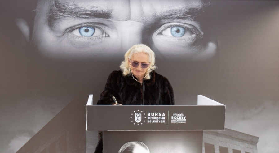 Bursa'da kalpler Atatürk için birleşti! Binlerce kişi anı defterlerine duygularını yazıyor