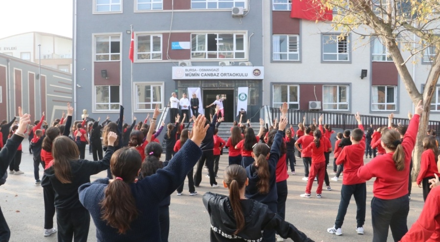 Bursa'da çocuklar hareketli yaşam için spor etkinliklerine katıldı