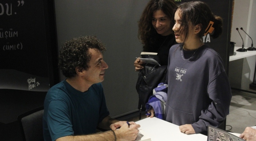 Özgür Mumcu Nilüfer'de okurlarıyla bir araya geldi