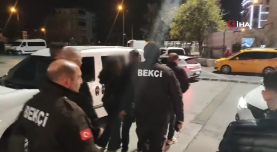 Aksaray'da avukat kızlarını taksi durağına kilitlediler