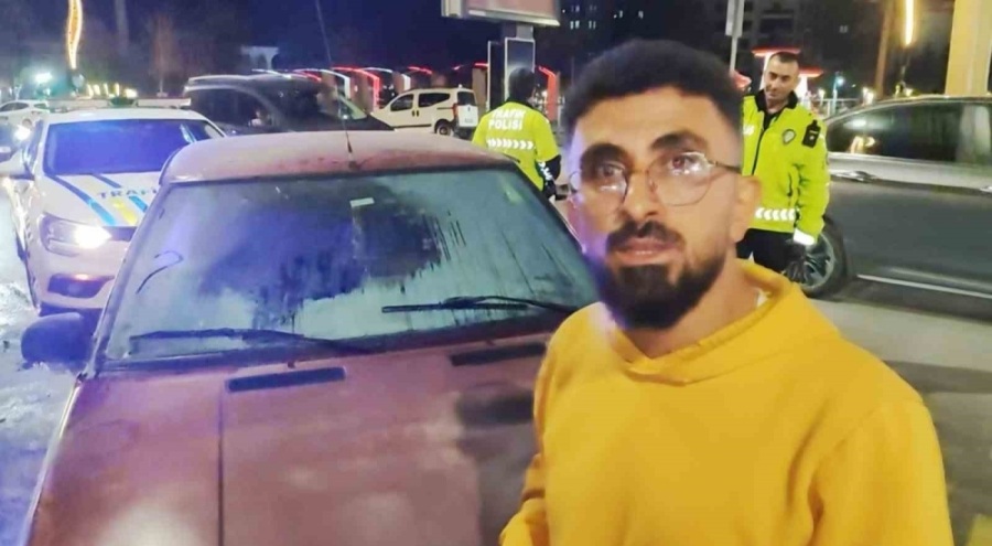 Seyir halindeyken yanan otomobili esnaf söndürdü