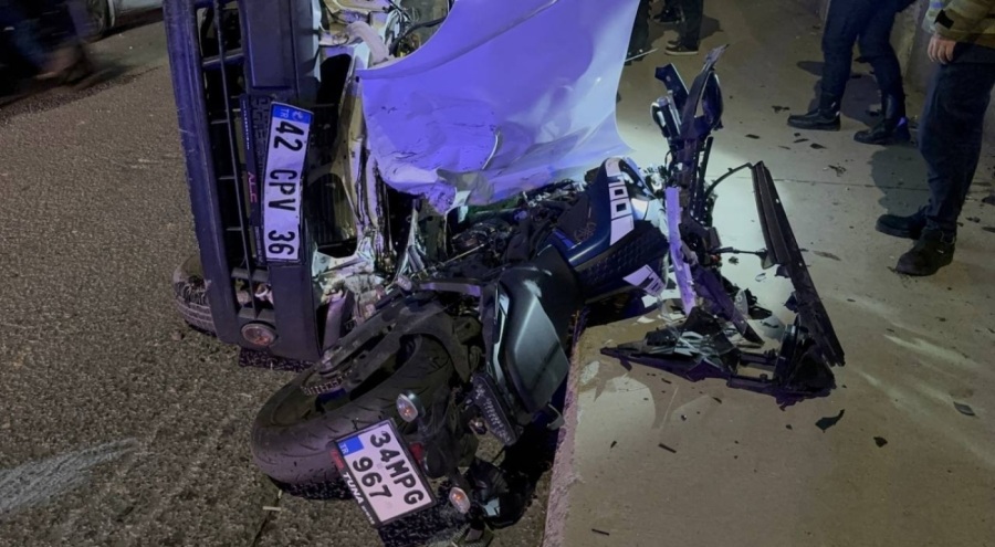 İstanbul'da otomobil motosiklete çarptı: 2 sürücü yaralandı