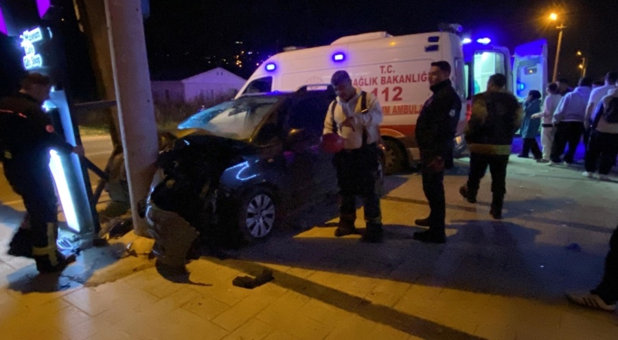 Kocaeli'de otomobil direğe çarptı: 5 yaralı