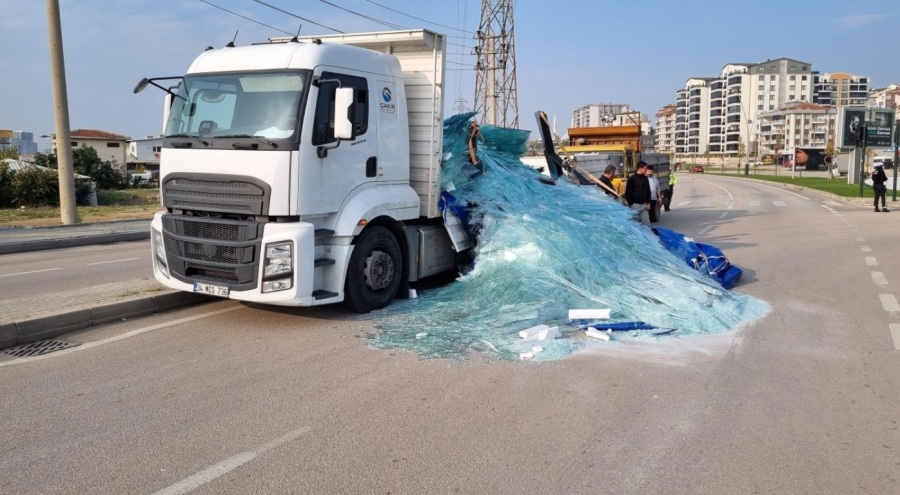 Bursa'da facianın eşiğinden dönüldü! Tonlarca ağırlıktaki cam yola saçıldı