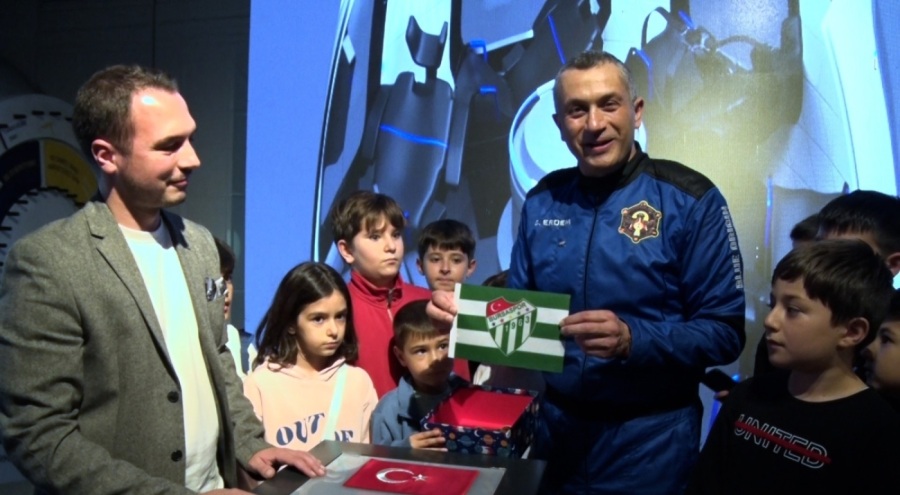 Türk uzay yolcusu Gökhan Erdem, uzaya çıkardığı Bursaspor bayrağını sergiye verdi