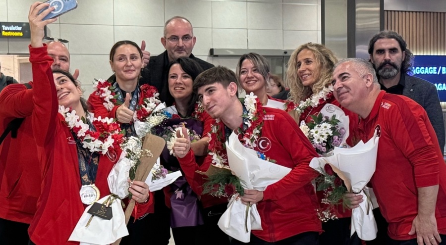 Dünya şampiyonu Kadın Para Masa Tenisi Milli Takımı ülkeye döndü