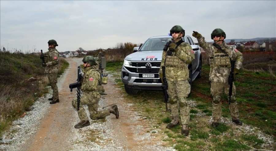 Türk askeri, Kosova'da devriye faaliyetlerini sürdürüyor