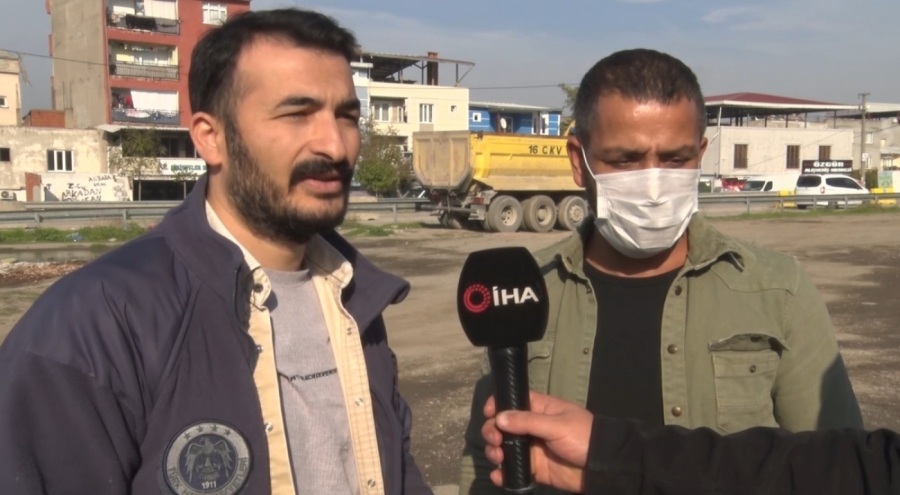 Bursa'da çöpte Türk bayrağı bulan iki arkadaş: "Bu bizim namusumuz"