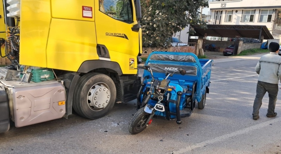 İznik'te elektrikli bisiklet ile tır çarpıştı!