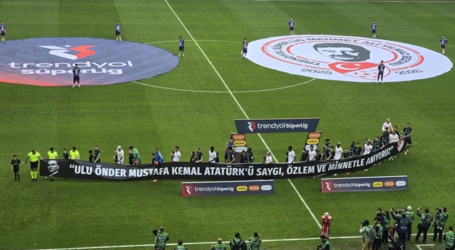 Kocaelispor ve Galatasaraylı oyuncular sahaya 10 Kasım pankartıyla çıktı