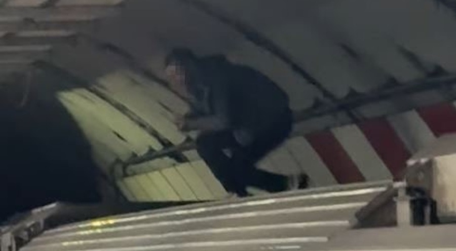 İstanbul'da metronun üzerine çıkan şahıs ortalığı birbirine kattı