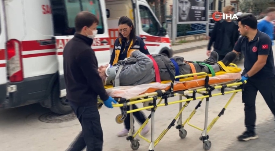 Bursa'da dengesini kaybedip yola düştü, kamyon altında kaldı