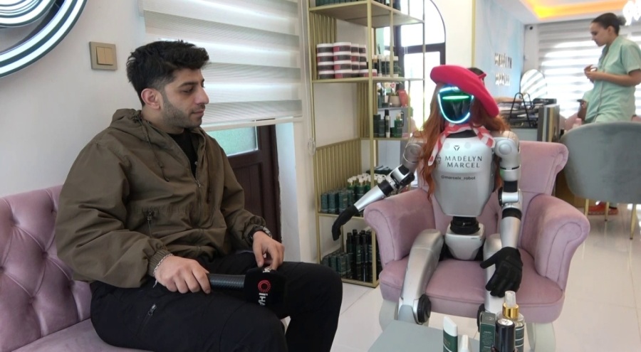Bursa'da güzellik merkezine robot işçi mesaiye başladı