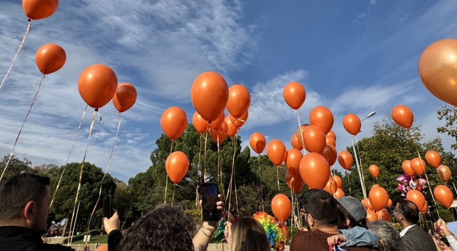 Bursa'da çocuklar, lösemiye dikkati çekmek için gökyüzüne balon bıraktı
