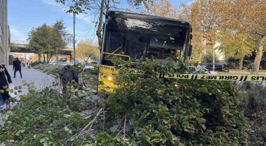 İstanbul'da İETT şoförü seyir halindeyken kalp krizi geçirdi