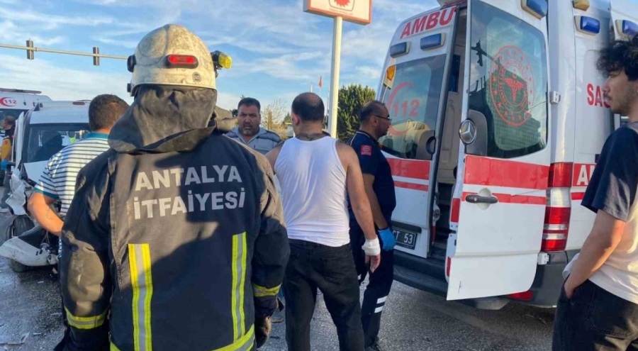 Antalya'da iki aracın çarpışması sonucu 4 kişi yaralandı