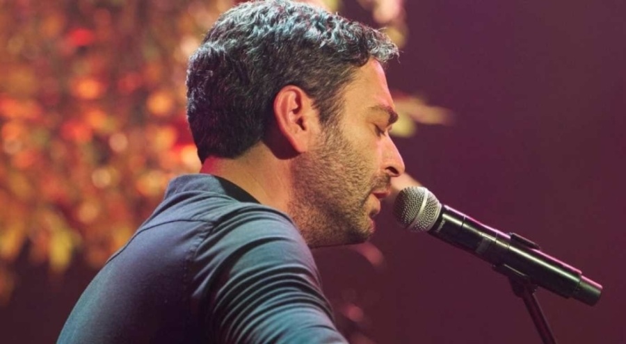 Ozan Akbaba geceye damgasını vurdu: Saz ve davul çaldı, türkü söyledi