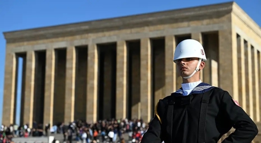 Heykel Askerler' Ata'ya saygı nöbeti tutuyor