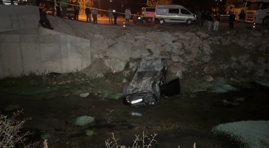 Karabük'te dereye devrilen otomobildeki 1 kişi öldü, 1 kişi yaralandı