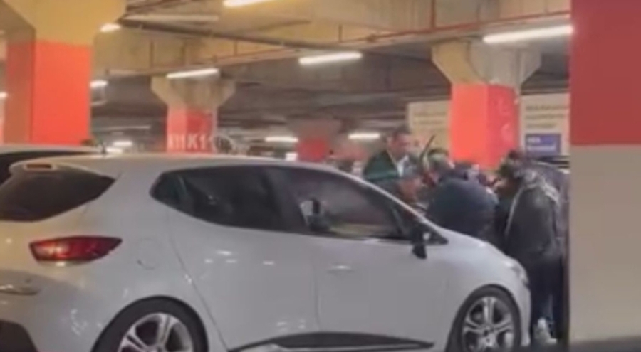 Bursa'da AVM otoparkında iki aile arasında kavga! O anlar kamerada