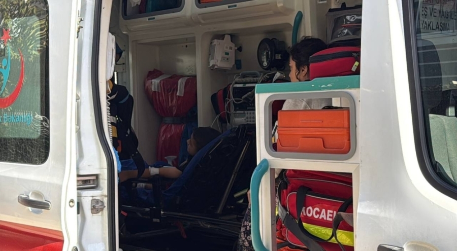 Kocaeli'de inşaat demiri küçük çocuğun bacağına saplandı