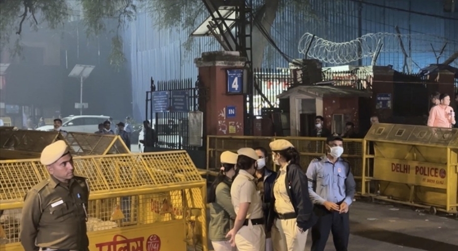 Hindistan'da bir araçta meydana gelen patlamada 8 kişi yaşamını yitirdi.