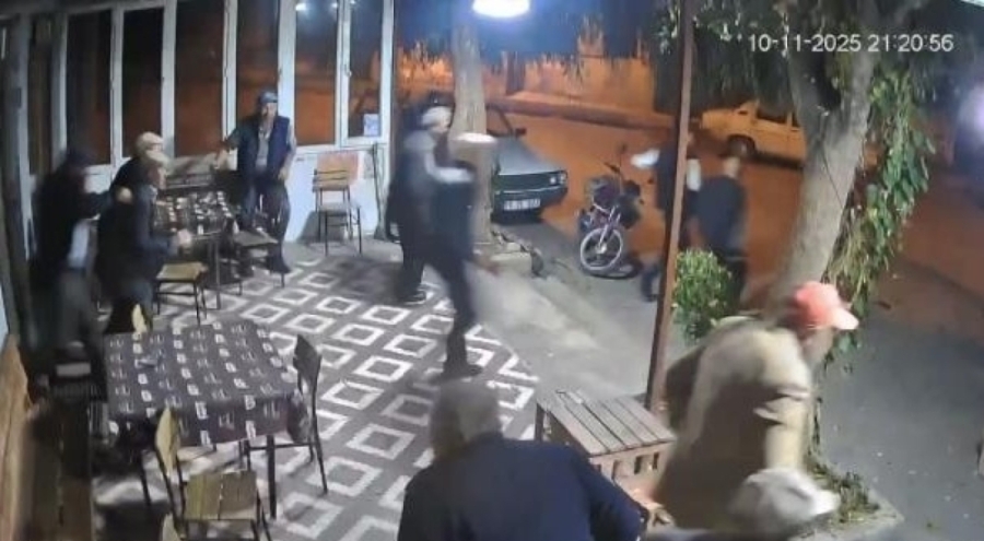 Kahvehanede deprem paniği kameralara yansıdı