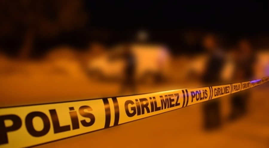 Yol verme kavgasında iki kişiyi bıçakladı