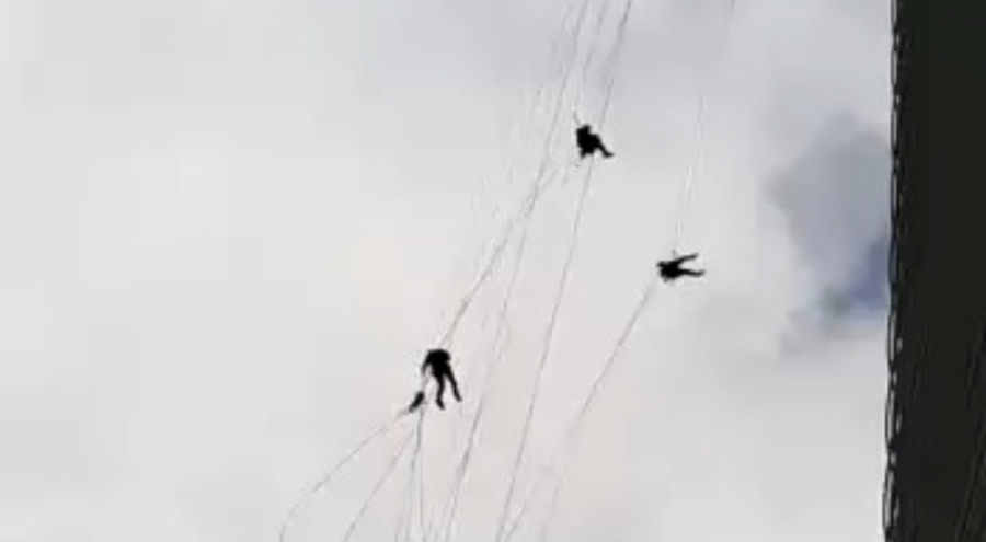 Gökdelenin camlarını temizlerken kuvvetli rüzgara yakalandılar