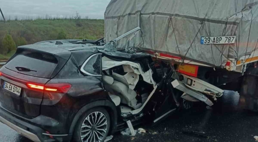 Edirne'de otomobil tırın dorsesine çarptı: 3 kişi yaralandı