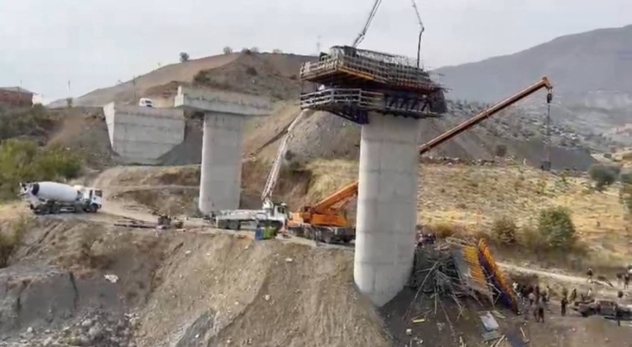 Viyadük inşaatında iskele çöktü: 3 işçi öldü!