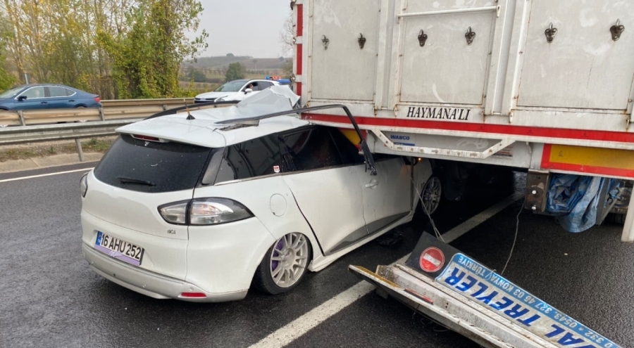 Bursa'da otomobil tırın altına girdi: 4 yaralı