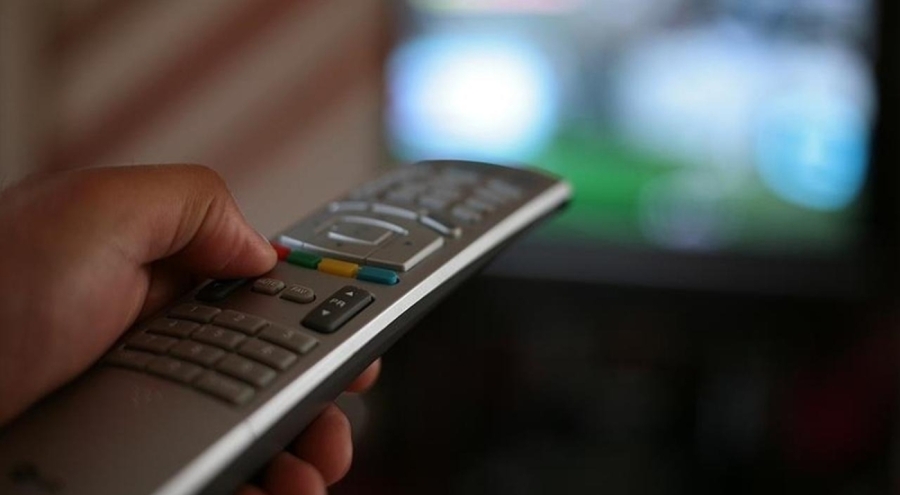 Yaşlılar günlük 5 saatini televizyon başında geçiriyor