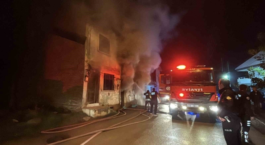 Bolu'da ahşap evde sobadan kaynaklı yangın çıktı: 1 yaralı