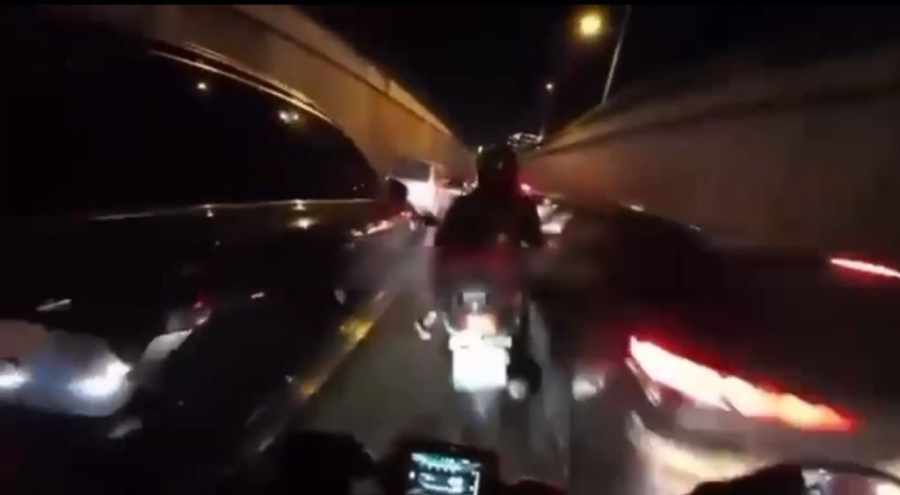 Bursa'da iki otomobilin arasında sıkışan motosikletliye arkasından gelen motosikletli çarptı