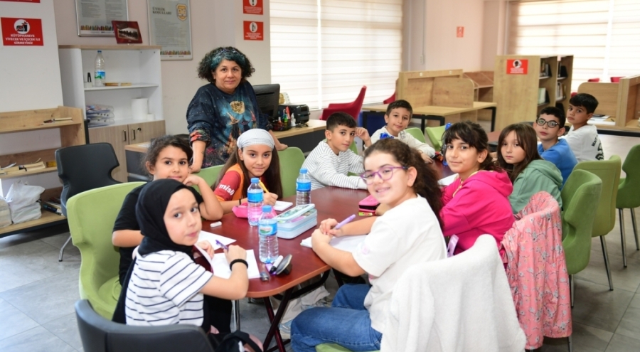 Osmangazi'de çocuklar hayal güçlerindeki dünyayı kağıda döküyor