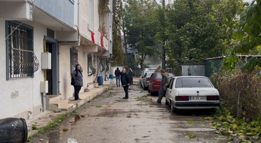 Bursa'da dengesini kaybedip camdan düşen şahıs ağır yaralandı
