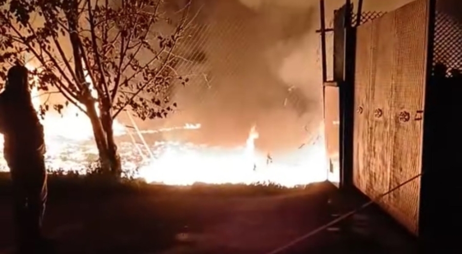 Bursa Yıldırım'da trafo yangını meyve kasalarına sıçradı