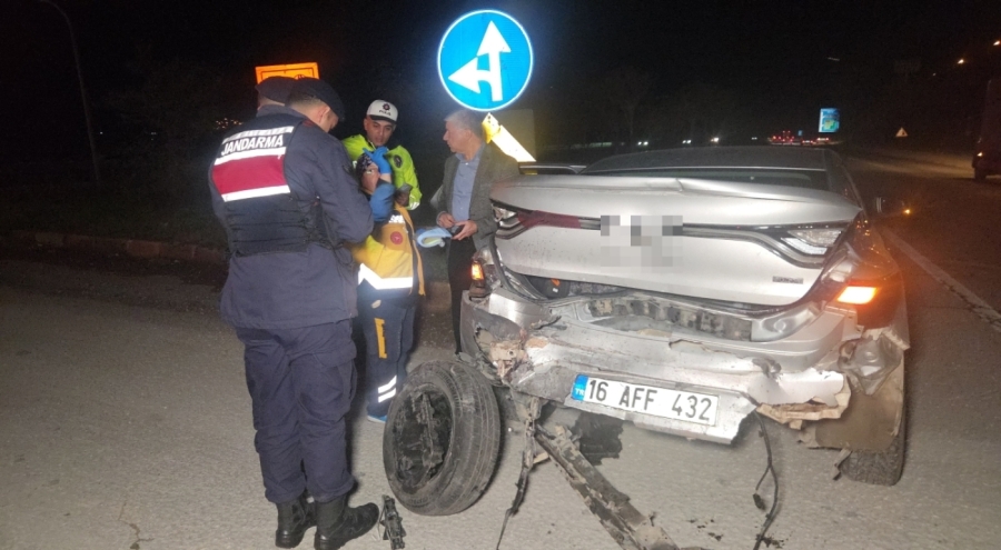 Bursa'da kırmızı ışıkta duran otomobile çarptı: 1'i çocuk 5 yaralı