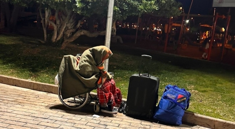 Tekerlekli sandalyedeki Kıbrıs gazisi aparta yerleştirildi