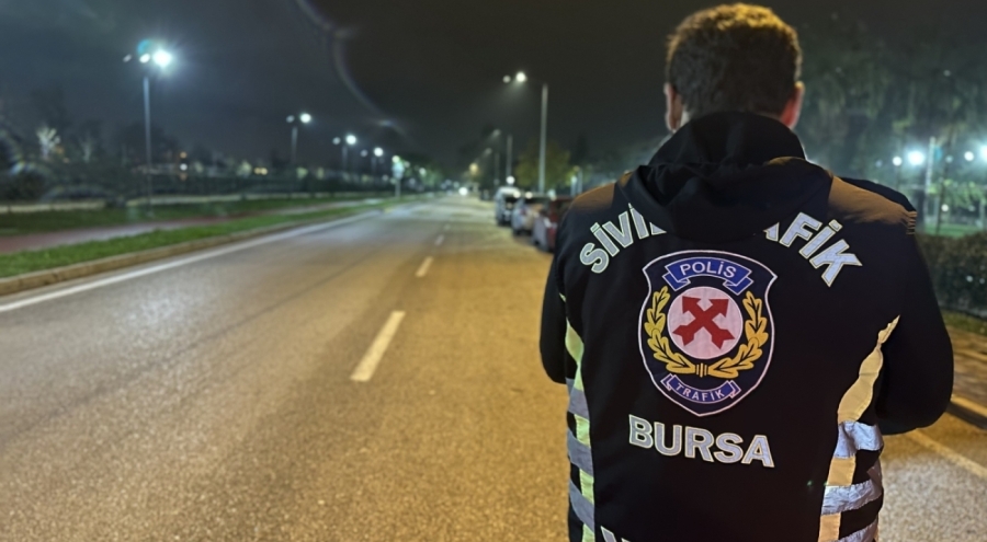 Bursa'da sivil trafik ekiplerinden gece denetimi! Kuralları ihlal eden araçlar tek tek durduruldu...