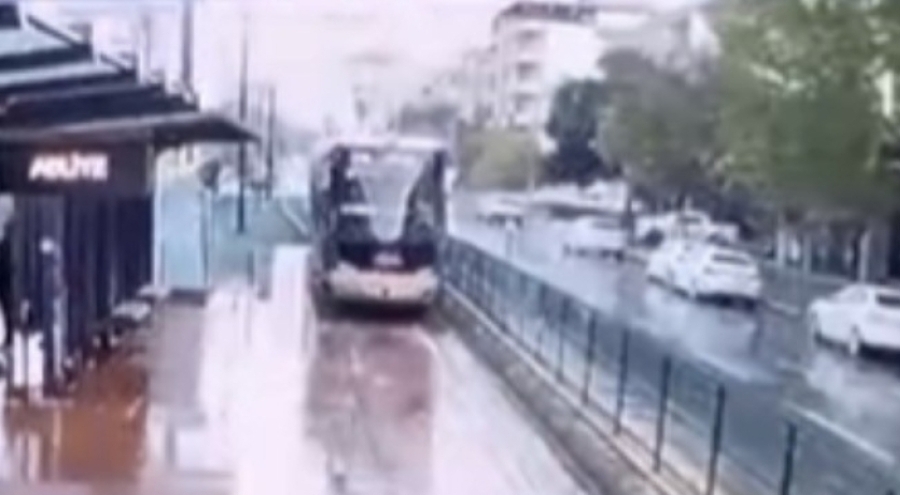 Gaziantep'te tramvaya yıldırım isabet etme anı kamerada