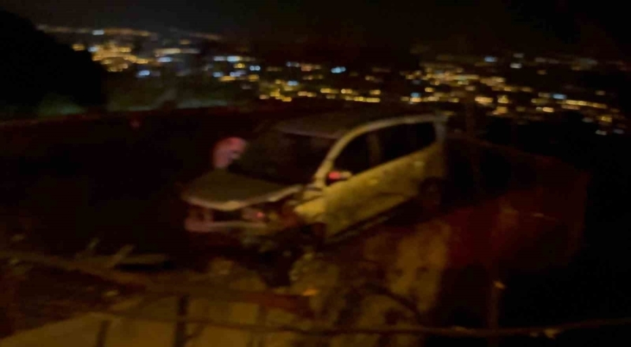 Otomobil evin damına düştü: 4 yaralı