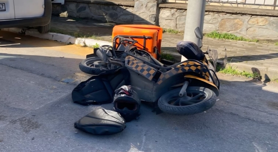 Bursa'da ehliyetsiz sürücünün kullandığı aracın çarptığı motokurye yaralandı