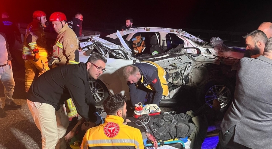 Manisa'da otomobil kamyonete çarptı: 1 ölü, 2 yaralı