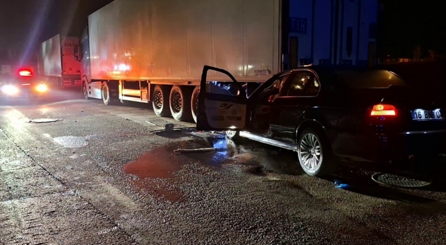 Bursa'da kaza! Otomobil park halindeki tıra arkadan çarptı: 1 ağır yaralı