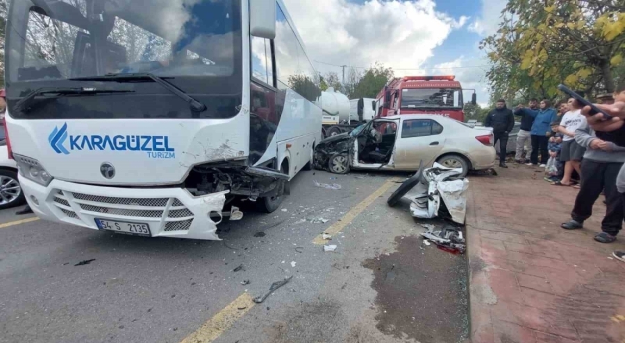 Sakarya'da zincirleme kaza: İşçi servisi önce otomobile çarptı, sonra karşı şeride geçti