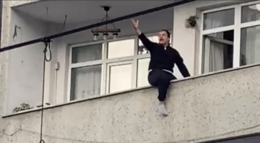 İstanbul'da korku dolu anlar: Ailesiyle tartışan genç, balkondan atlamaya kalktı
