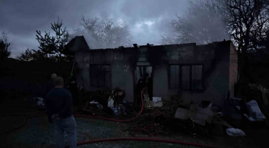 Sobaya benzin döktü, hem kendini hem evi yaktı