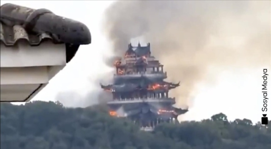 Çin'de 1500 yıllık tapınakta yangın çıktı
